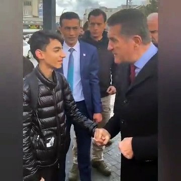 Mustafa Sarıgül bu kez tokadın ayarını kaçırdı, vurduğu genç kadrajdan çıktı