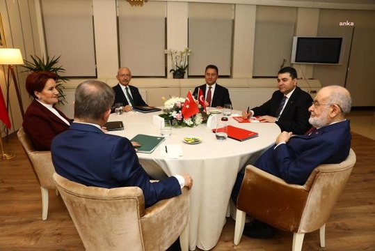 6'lı masada aday ismi konuşuldu mu? Aynı saatlerde TV'ye çıkan Babacan ve Akşener'in söylemleri kafa karıştırdı