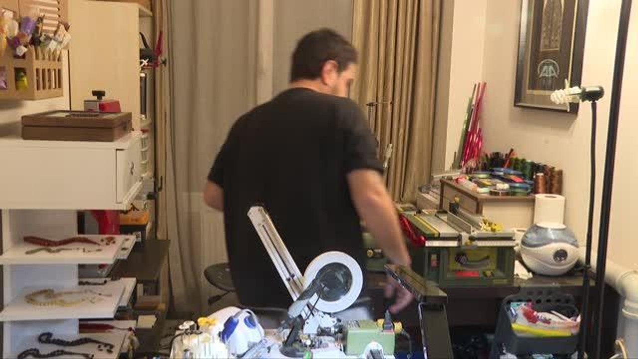 Kullanılmayan objeler heykeltıraşın elinde tespihe dönüşüyor