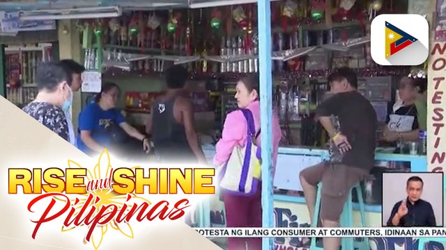 PNP at Bulacan LGU, nag-ikot sa mga tindahan sa Bocaue, Bulacan upang silipin ang safety measures ng mga paputok at pailaw