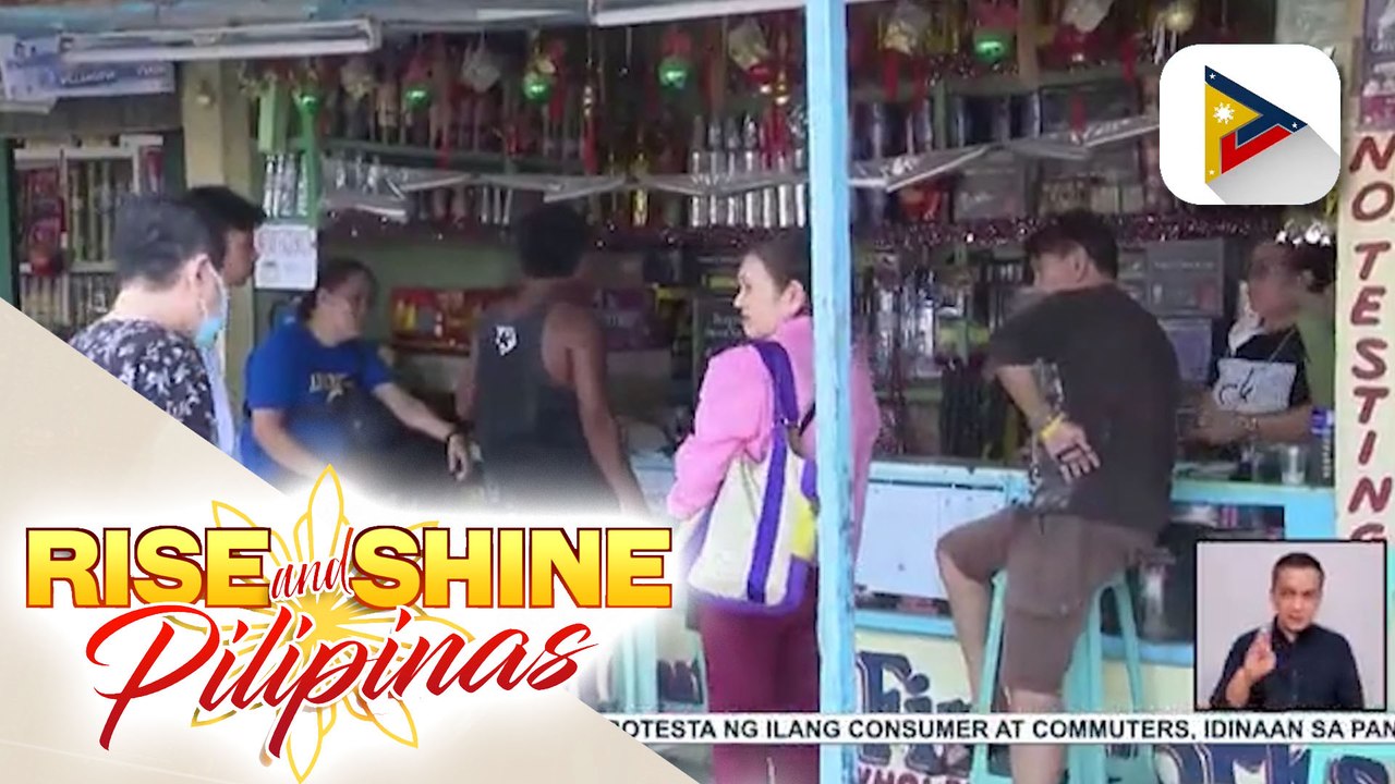 PNP at Bulacan LGU, nag-ikot sa mga tindahan sa Bocaue, Bulacan upang silipin ang safety measures ng mga paputok at pailaw