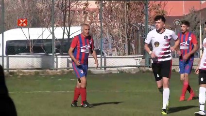 73 yaşındaki Türk futbolcu yeşil sahalarda top koşturuyor