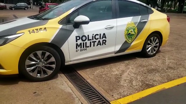 Carro bate em bomba de combustível no Centro