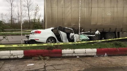 Otomobilin park halindeki tıra çarptığı kazada 3 kişi yaralandı