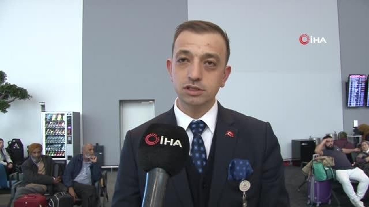 İstanbul Havalimanı'nda 'Dünya Engelliler Günü'nde engelli ve yaşlılara çiçek verildi