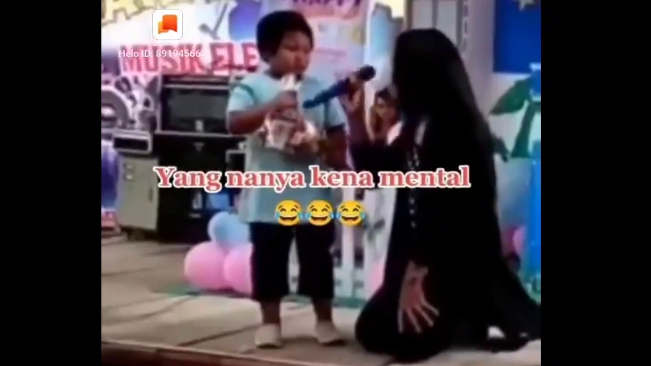 Ketika anak kecil disuruh mengeja huruf sama banci semua tertawa