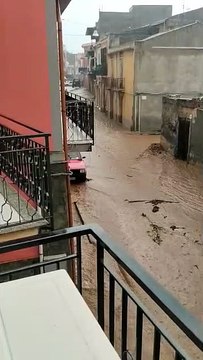 Maltempo a Barcellona, fiume di acqua e fango si riversa per le strade