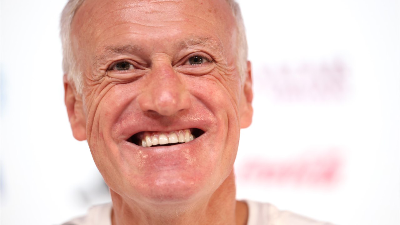 Voici - Didier Deschamps "dans un grand moment de solitude" : fou rire lors de la conférence de presse des Bleus