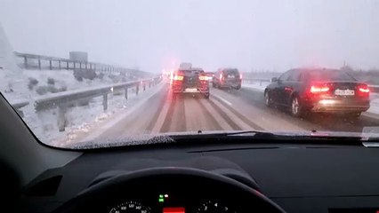 La nieve sorprende a los conductores en la A-1 en Burgos