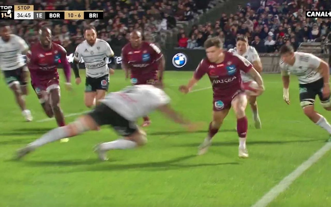 Matthieu Jalibert crochète 4 défenseurs à la suite face à Brive