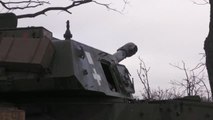 Soldados ucranianos disparan un obús autopropulsado contra posiciones rusas en la región de Donetsk