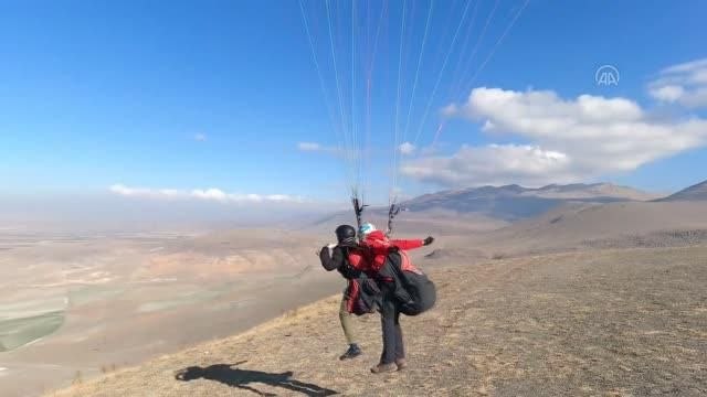 Bedensel engelliler yamaç paraşütü heyecanı yaşadı