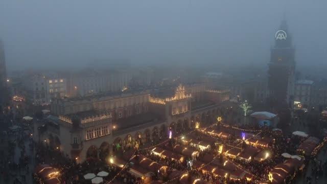 Polonya'da Noel kapsamında kurulan market, ziyaretçilerin ilgisini çekiyor