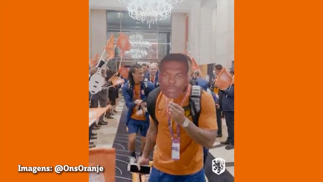 Jogadores holandeses festejam classificação para as quartas de final da Copa