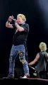 Axl Rose lancia il microfono in faccia a una fan durante un concerto