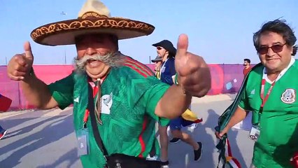 Mexicanos se las ingenian para comprar cerveza