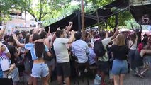 Hinchas argentinos festejan tras la angustia del final con Australia