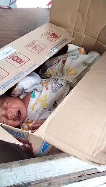 Tega! Bayi Laki-Laki Dibuang dalam Duz Air Mineral di Depan Toko Artha di Jl Trikora