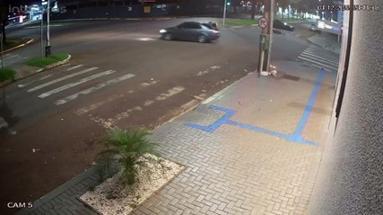 Câmera registra grave acidente que deixou motociclista com fratura na perna