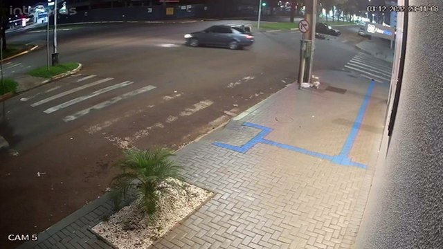 Câmera registra grave acidente que deixou motociclista com fratura na perna