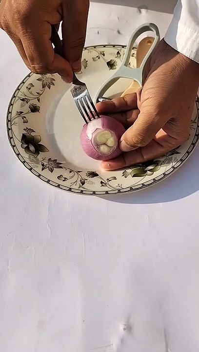 how to cut an onion life hack.onion cutting skill. kitchen idea.