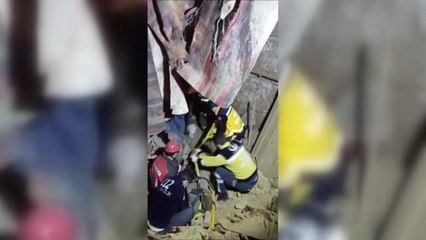 Çöken çatının altında kalan kişi yaralandı