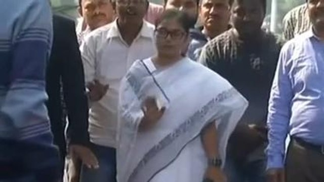 কলকাতা: মুখ্যমন্ত্রী সেজে চাকরিপ্রার্থীদের অভিনব বিক্ষোভ
