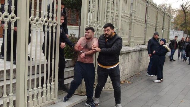 Tarihi caminin bahçesinde ortalığı karıştırdı
