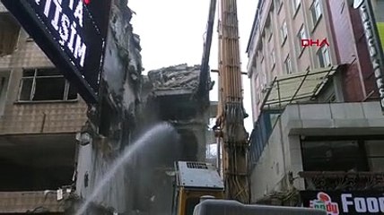 Avcılar'da duvarlı önlem çare olmadı; yıktırıldı