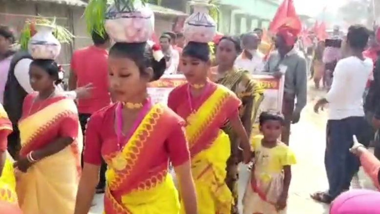 উঃদিনাজপুরঃ আদিবাসী নাচের তালে পা মেলালেন বামপন্থী নেতারা, কিন্তু কেন? দেখুন ভিডিও