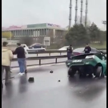 Feci kazada otomobil ikiye bölündü