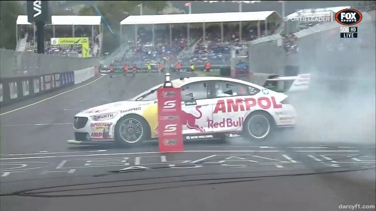 V8 Supercars Adelaide 2022 Race2 Last Lap Finish Méga Celebrations Van Gisbergen