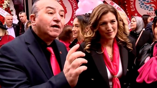 Kadın derneğinin erkek başkanı, muhabirin kadına şiddet ve İstanbul Sözleşmesi sorusunu engelledi