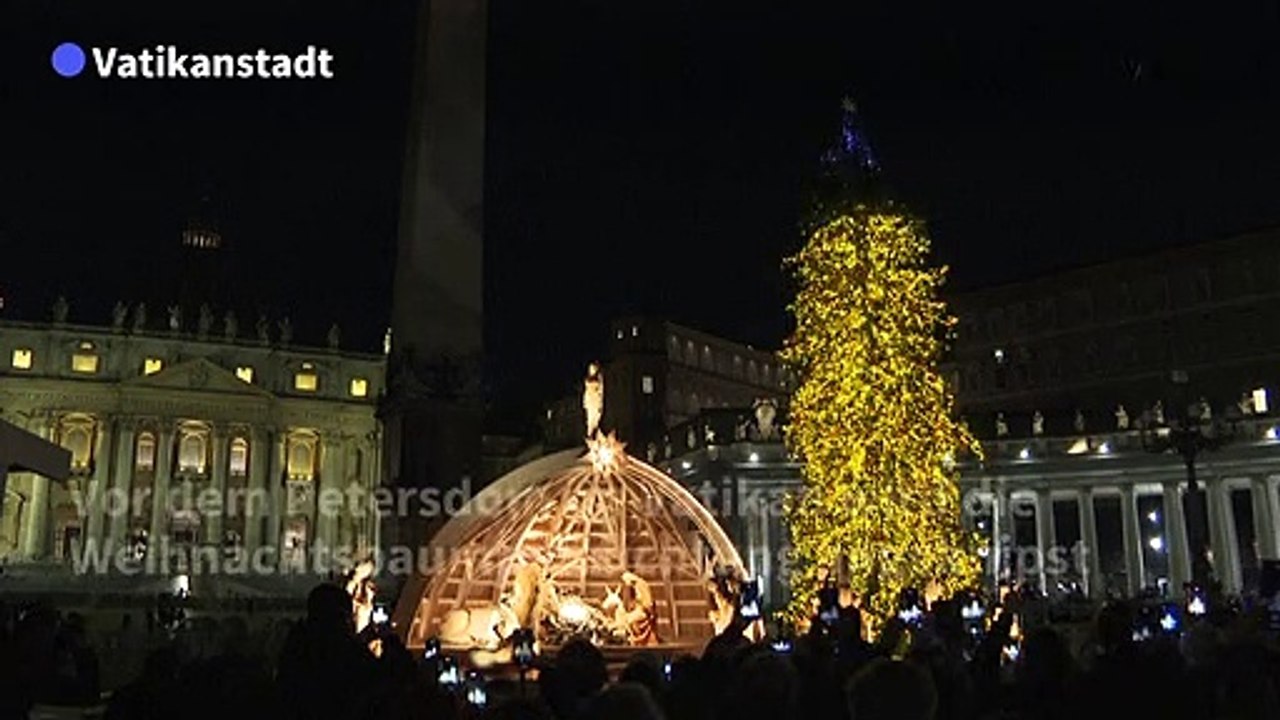 Weihnachtsbaumbeleuchtung vor dem Petersdom angeknipst
