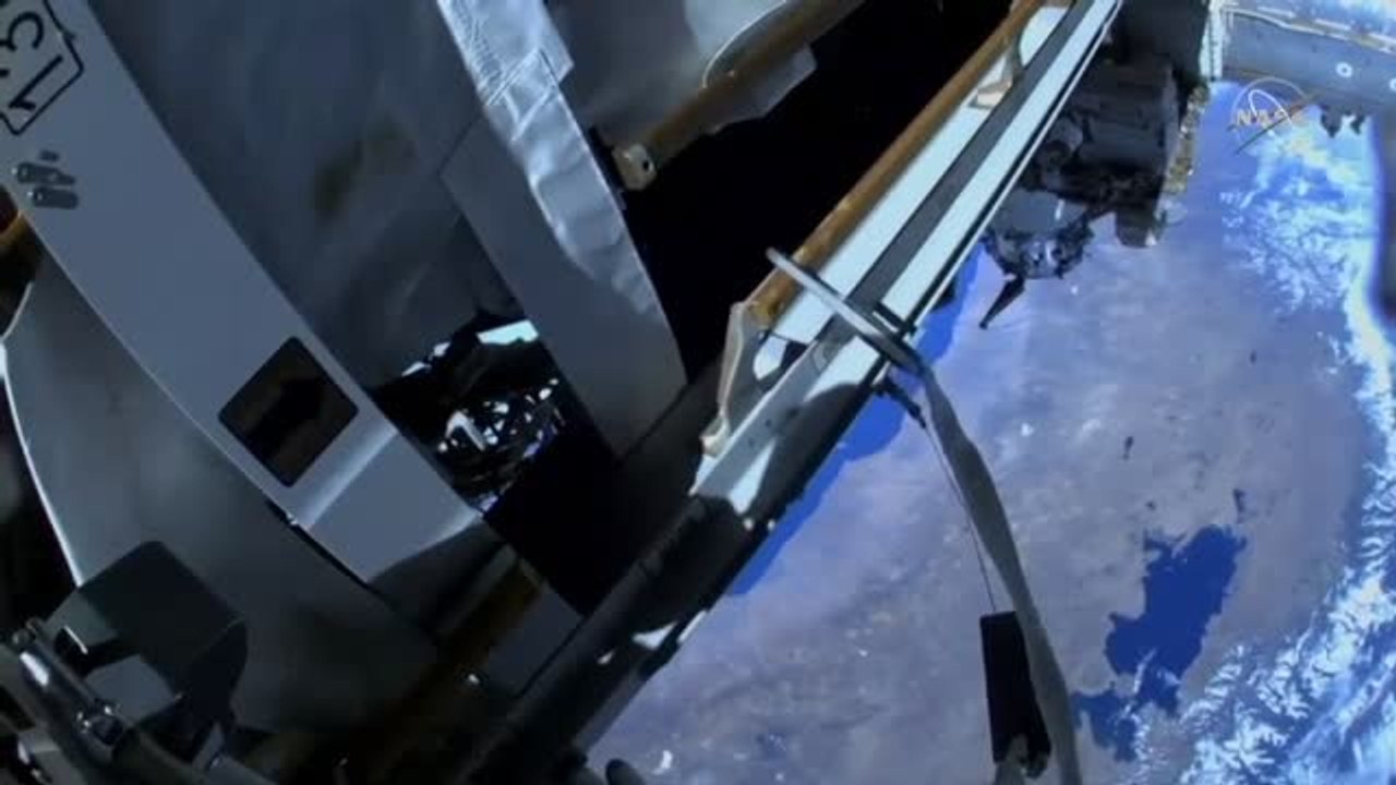 Astronautas de la NASA realizan un paseo espacial para instalar un panel solar en la Estación Espacial Internacional