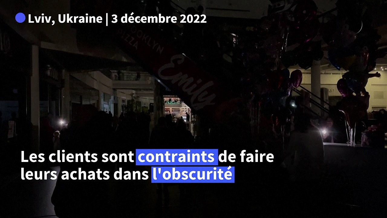 Avec les coupures de courant des Ukrainiens continuent leurs courses dans l'obscurité