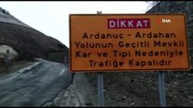 Artvin-Ardanuç-Ardahan karayoluna kar uyarı levhası asıldı