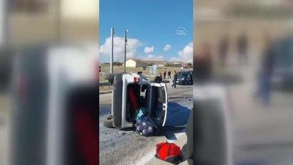 Amatör futbolcuların bulunduğu otomobilin kamyonetle çarpışması sonucu 5 kişi yaralandı