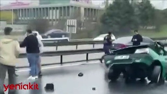 TEM Otoyolu'nda korkunç kaza! Araç ikiye bölündü