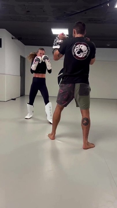 Mulher de Robert Lewandowski, Anna Lewandowska compartilha sua rotina de treinos na web; antes da maternidade, mulher do jogador foi faixa preta do caratê e ganhou quase 40 medalhas