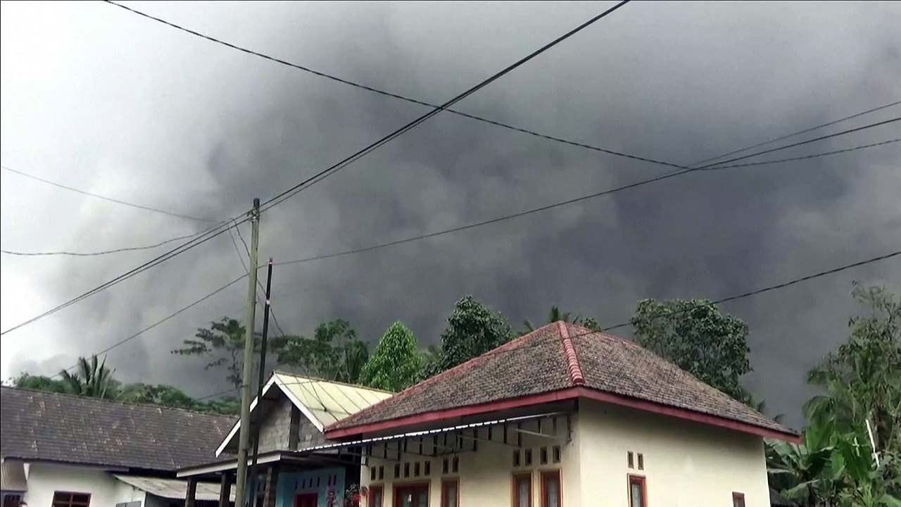Vulkan Semeru in Indonesien ausgebrochen - Menschen fliehen in Panik