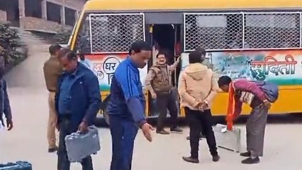 मैनपुरी: लोकसभा उपचुनाव कराने बूथ स्थलों पर पहुंची पोलिंग पार्टी