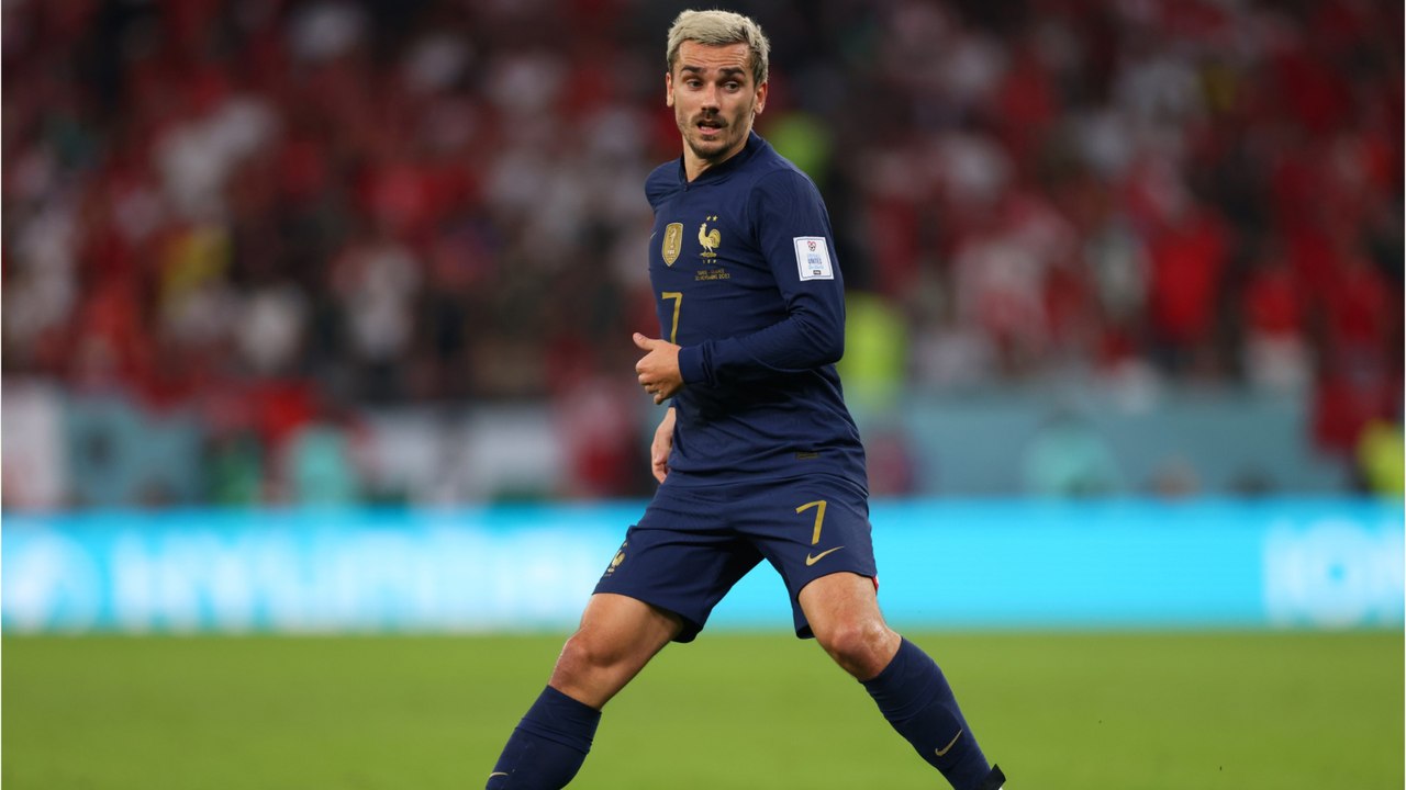 GALA VIDÉO - Antoine Griezmann intrigue : pourquoi l’attaquant des Bleus joue t-il en manches longues ?