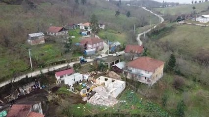 Depremde ağır hasar gören binaların yıkım işlemi sürüyor