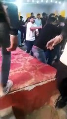 VIDEO : दुल्हन पर दूल्हे के दोस्तों ने किया कमेंट फिर चलने लगे लात घूंसे