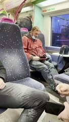 Quand tu oublies de brancher tes écouteurs dans le train