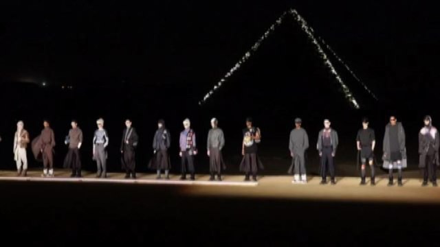 Sfilata ai piedi delle Piramidi per la collezione uomo di Dior