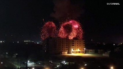 Скачать видео: Israels Luftwaffe beschießt nach Raketenangriff Hamas-Ziele in Gaza