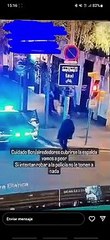 Un hombre intenta entrar en un coche de los Mossos
