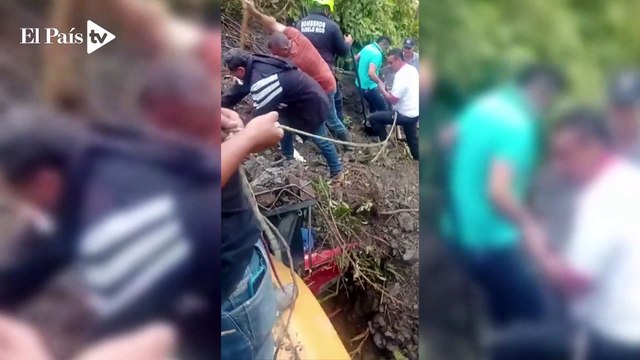 Las imágenes del derrumbe que sepultó un bus y varios vehículos en la vía Cali - Condoto